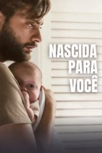 Homem barbudo com olhar pensativo segura um bebê recém-nascido envolto em pano branco. Fundo de persianas claras. Clima de ternura.