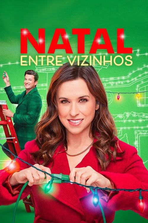 Mulher sorridente em vermelho,conectando luzes de Natal. Homem feliz em escada ao fundo. Fundo verde festivo com casas.