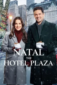Um casal sorridente num parque urbano nevado,com árvores de Natal e prédios ao fundo. Atmosfera romântica de inverno.