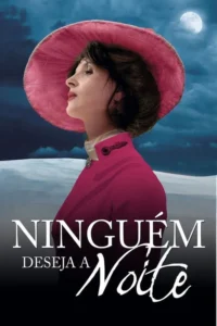 Mulher de perfil com chapéu rosa e casaco fúcsia, olha para o céu noturno e lua cheia. Fundo: paisagem branca e desolada. Clima misterioso.