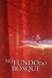 Criança em roupas de inverno caminha sozinha em floresta nevada sob luz vermelha intensa e neve caindo. Clima misterioso.