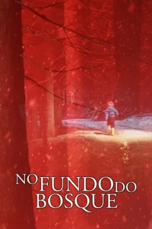 Criança em roupas de inverno caminha sozinha em floresta nevada sob luz vermelha intensa e neve caindo. Clima misterioso.