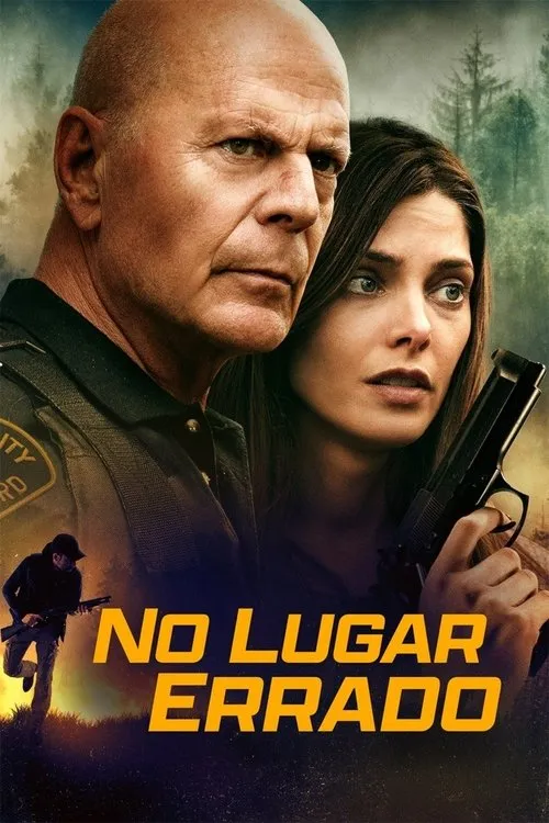 Pôster com homem careca sério e mulher tensa com pistola. Floresta ao fundo,silhueta de figura armada. Clima de ação e suspense.