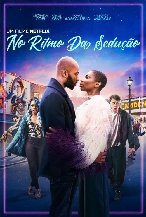 Um casal negro se abraça intensamente em rua noturna vibrante. Outras pessoas ao fundo. Clima de romance e energia urbana.