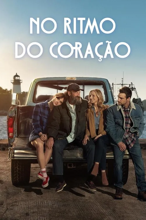 No Ritmo do Coração 1 Quatro pessoas sentadas na traseira de uma picape,com farol e barcos ao fundo em um porto. Clima familiar e acolhedor.