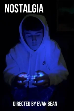 Jovem em moletom branco, absorto no videogame, iluminado pela luz azul brilhante do controle em ambiente escuro.