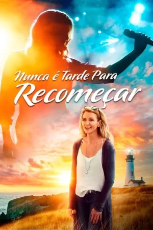 Mulher sorri em paisagem costeira com farol e pôr do sol vibrante. Acima, silhueta de cantora em palco iluminado. Clima inspirador.