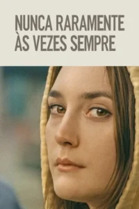 Pôster com close-up de uma jovem de capuz amarelo, olhar pensativo e intenso, contra um fundo desfocado.