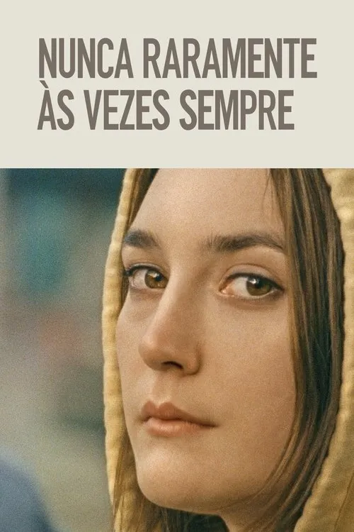 Pôster com close-up de uma jovem de capuz amarelo, olhar pensativo e intenso, contra um fundo desfocado.