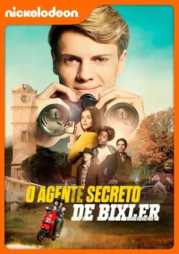 Jovem sorridente segura binóculos, revelando silhueta misteriosa. Grupo de personagens em cenário de cidade, floresta e casal em scooter. Clima de aventura.