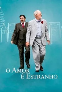 Dois homens elegantes,um de terno escuro com gravata vermelha e outro de terno claro com laço e flor,caminham. Fundo azul com skyline.