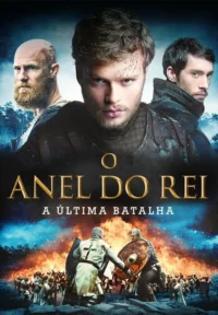 Três homens,incluindo um careca tatuado e um jovem central com arranhões. Abaixo,uma batalha medieval épica com exércitos e fogo intenso.