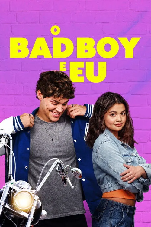 Um casal jovem em pose confiante, ele sorrindo com jaqueta colegial e moto, ela de jaqueta jeans. Fundo de tijolos roxos vibrantes.