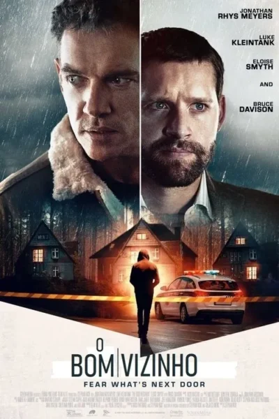 Dois homens sérios dividem a tela, sob chuva. Abaixo, casas escuras na floresta, figura misteriosa e carro de polícia. Clima tenso.