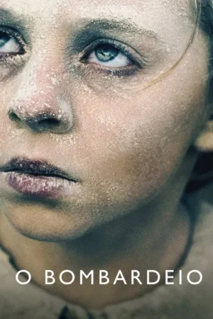 Close-up de rosto infantil coberto de poeira. Olhos azuis fitam para cima, transmitindo seriedade e vulnerabilidade.