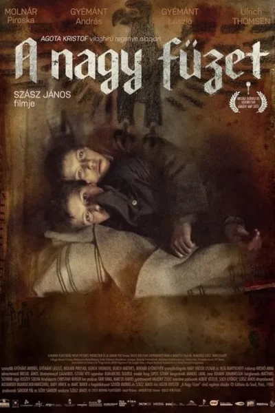 Dois meninos deitados com expressões sérias. Pôster escuro e granulado, com águia sombria ao fundo. Clima de guerra e opressão.