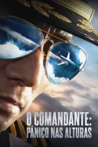 Close-up de um piloto com óculos aviador. Nas lentes,nuvens tempestuosas e um avião em perigo sobre montanhas. Céu dramático.