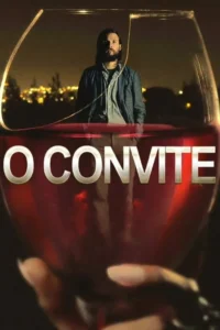 Homem barbudo olha fixo sobre paisagem noturna. A cena é vista através de uma taça de vinho tinto, segurada por uma mão. Clima sombrio e misterioso.
