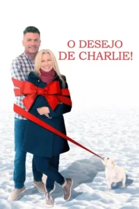 Casal sorridente em paisagem nevada, envolvidos por uma fita vermelha de presente. Um cachorrinho puxa a fita. Cena romântica de inverno.