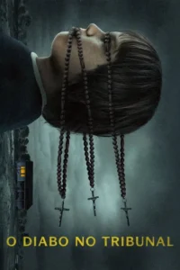 Rosto de mulher deitada, terços de rosário com crucifixos saindo da boca/olhos. Ao fundo, casa sombria. Atmosfera de terror religioso.