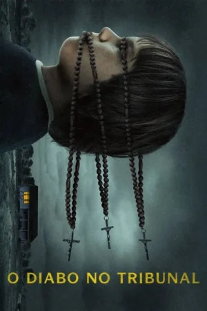 Rosto de mulher deitada, terços de rosário com crucifixos saindo da boca/olhos. Ao fundo, casa sombria. Atmosfera de terror religioso.