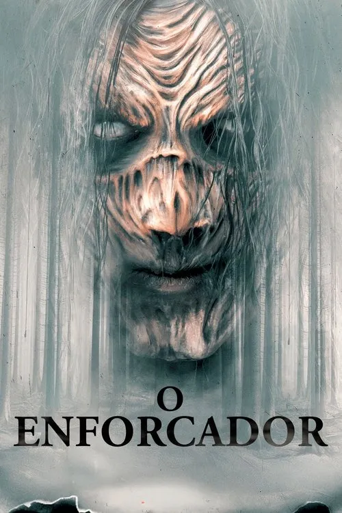 Pôster de filme de terror:rosto pálido e grotesco,quase esquelético,com olhos brancos e cabelos longos,emergindo de uma floresta fria e nebulosa. Clima sinistro.