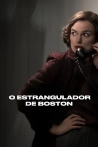 Uma mulher séria,de cabelo curto e jaqueta escura,com um telefone vintage na orelha,olha para o lado. Clima sombrio.