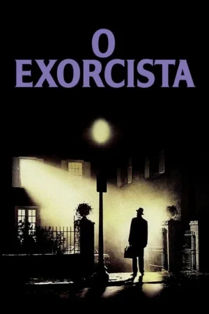 Silhueta de homem com chapéu e sobretudo sob facho de luz em frente a uma casa escura, na noite. Atmosfera sinistra.
