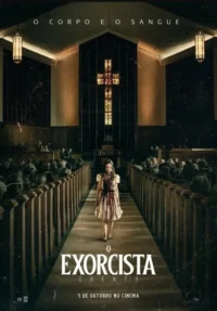 Menina com vestido manchado de vermelho e olhar sombrio caminha pelo corredor de uma igreja escura,cheia de pessoas. Cruz iluminada ao fundo.