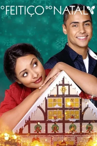 Mulher sorri e apoia-se em casa de Natal decorada, enquanto homem sorridente aparece atrás. Fundo verde. Clima festivo e alegre.