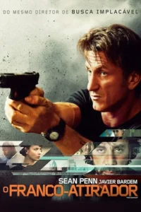 Um homem intenso aponta uma pistola,contra fundo grunge. Abaixo,rostos de outros personagens e cidades. Clima de ação e suspense.