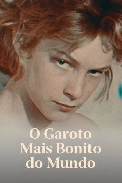 Pôster: close-up de um jovem de cabelos ruivos e olhos azuis penetrantes. Ele olha fixamente, com fundo claro e desfocado. Clima enigmático.