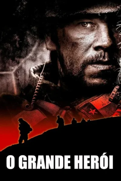 Pôster sombrio. Close de rosto barbudo e sujo de soldado com olhar intenso. Abaixo, silhuetas de figuras militares marchando em colina avermelhada.