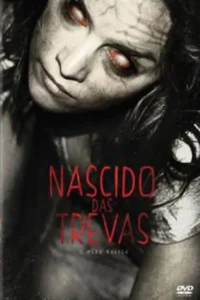 Um rosto feminino pálido e rachado com olhos laranja brilhantes domina o pôster de terror,criando um clima sinistro.