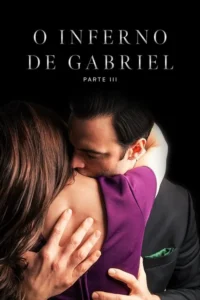 Um homem de terno beija o ombro de uma mulher de vestido roxo em um abraço íntimo. Fundo escuro. Clima romântico.