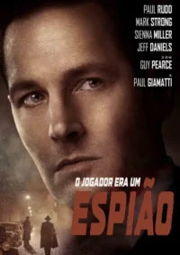 Rosto sério de um homem em tons sépia. Ao fundo,rua noturna nebulosa com carros antigos e figuras misteriosas. Atmosfera de suspense.