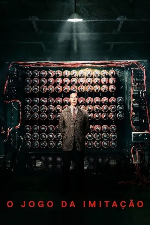 O Jogo da Imitação 1 Homem em casaco de tweed diante de grande máquina cheia de dials. Luz dramática ilumina o cenário,criando clima sério e tenso.