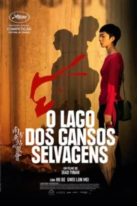 Mulher séria de vermelho,cabelo curto,olha sombras masculinas em parede amarelada. Traços vermelhos e fundo escuro sugerem clima tenso.