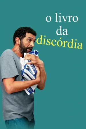 Homem barbudo de camiseta cinza, com olhar assustado, abraça livros contra o peito em fundo azul-esverdeado.