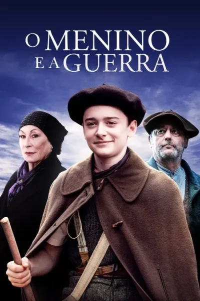 Menino sorridente de boina e capa, segurando bastão, ladeado por dois adultos sérios. Céu azul ao fundo. Clima histórico.