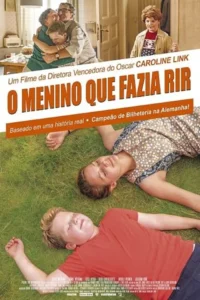 Pôster com cenas de um menino:abraçado por idosos,vestido com peruca,e deitado com mulher na grama. Clima familiar e brincalhão.