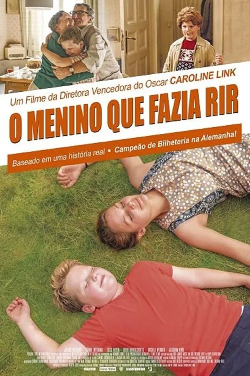 Pôster com cenas de um menino:abraçado por idosos,vestido com peruca,e deitado com mulher na grama. Clima familiar e brincalhão.