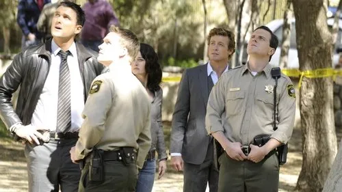O Mentalista – T01E23:Os Passos de Red John 1 Um grupo de homens,incluindo um xerife e detetives,olham para cima em uma área externa isolada com fita amarela. Ambiente de mistério.