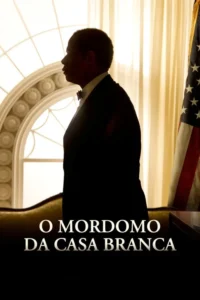 Homem negro de smoking em perfil,diante de janela decorada e bandeira dos EUA. Ambiente formal e digno.