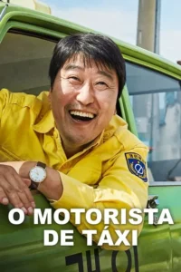 Homem asiático sorridente de camisa amarela e distintivo,inclinado de um táxi verde. Fundo de céu claro.