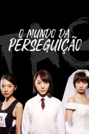 Três mulheres asiáticas com feições sérias, vestidas como atleta, estudante e noiva, em um fundo preto. Clima sombrio.