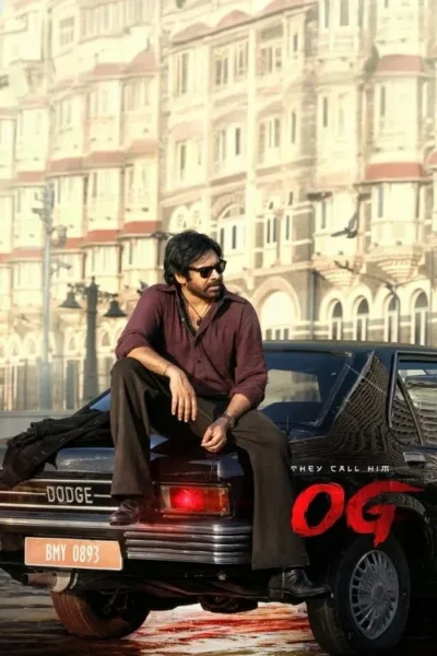 Homem de óculos escuros e camisa vinho senta-se num carro preto antigo. Edifício histórico imponente ao fundo. Atmosfera intensa e séria.