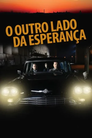 Carro preto com três homens e um cão. Faróis acesos iluminam rua escura. Pôr do sol vibrante e silhueta de cidade ao fundo.