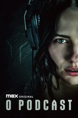 Close-up do rosto de uma mulher de cabelo escuro, com fones de ouvido. Olhos verdes intensos, expressão séria, num fundo escuro e tecnológico.