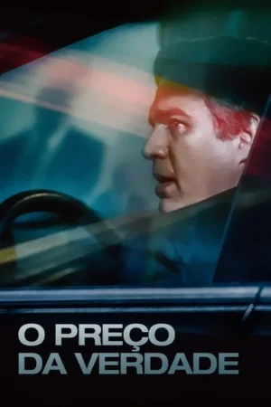 Homem de perfil em carro, olhando para luzes urbanas borradas. Rosto iluminado, clima noturno e misterioso.